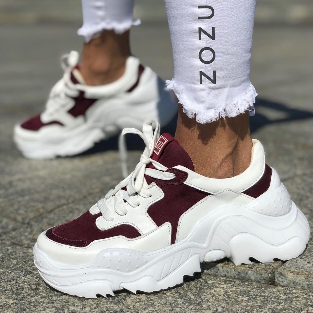 Women’s leather sneakers. Size US 7.